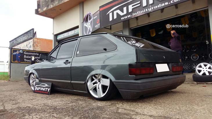 Gol quadrado rebaixado com rodas Volcano Strong aro 18
